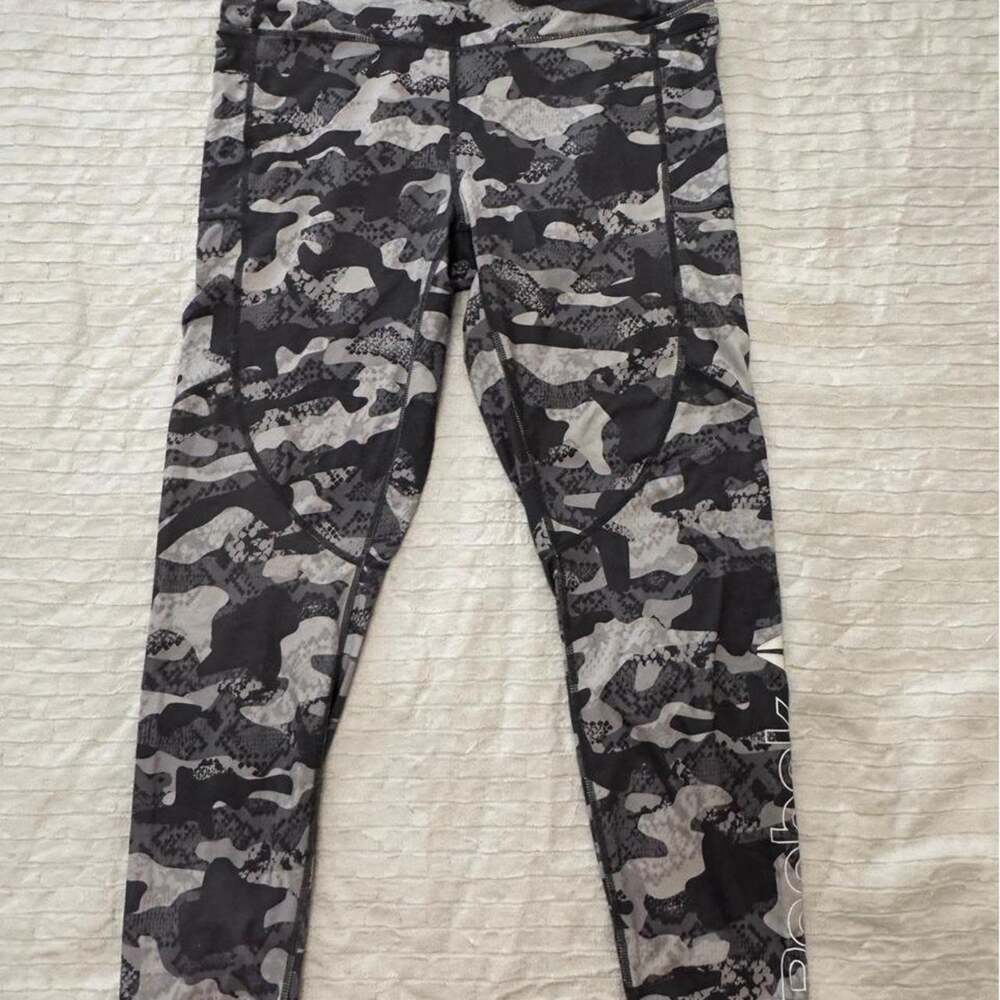 Reebok gray and white camouflage leggings with pockets